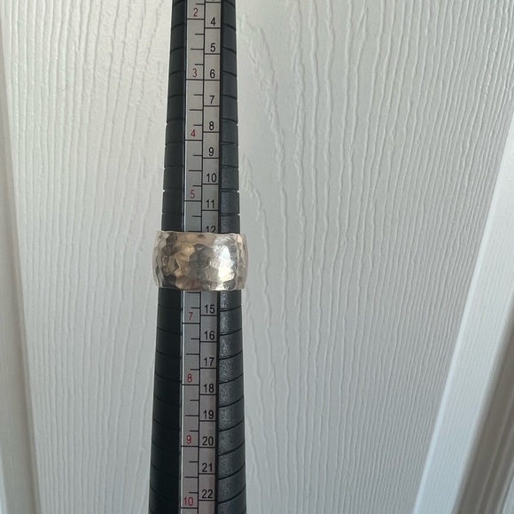 Sterling silver hammered ring - Picture 2 of 2